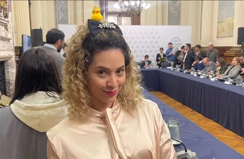 Lourdes Arrieta sali&oacute; con los tapones de punta contra Karina Milei.