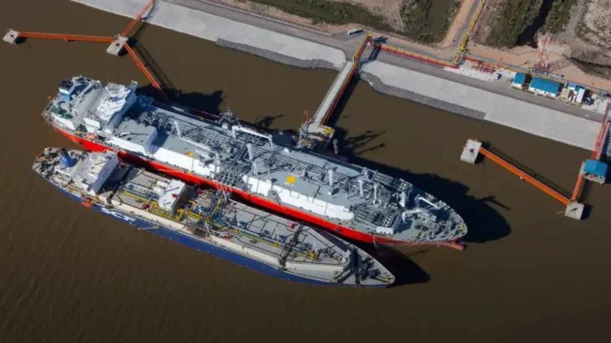 Llegó el primer barco de GNL y la Nación define compras de gas para la temporada