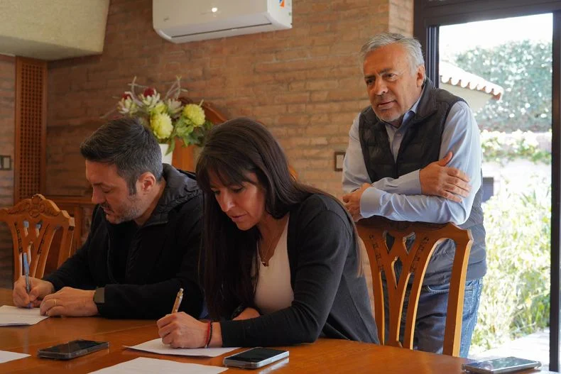 Luis Petri, Pamela Verasay y Alfredo Cornejo en la foto que publicitó el gobernador tras el cierre de listas. 