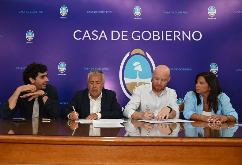El ministro de Gobierno, Natalio Mema; el gobernador Alfredo Cornejo, el intendente de Luj&aacute;n de Cuyo, Esteban Allasino y la subsecretaria de Infraestructura, Marit&eacute; Badu&iacute; en el anuncio de la tercera trocha del Acceso Sur.&nbsp;
