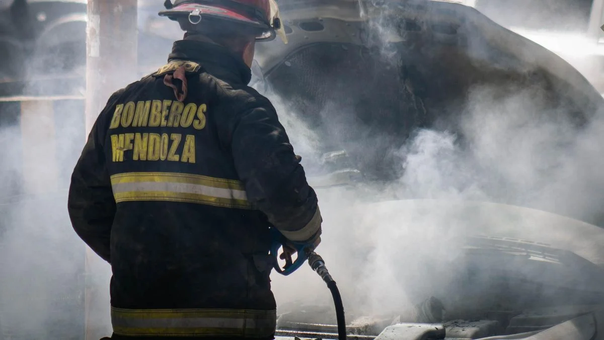 Esta madrugada en Guaymallén: desesperada huida de una familia por los techos para evitar las llamas