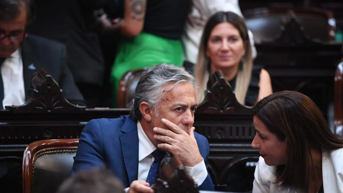 Cornejo en zigzag: la estrategia errática en el Congreso para esquivar el costo político del pacto con Milei