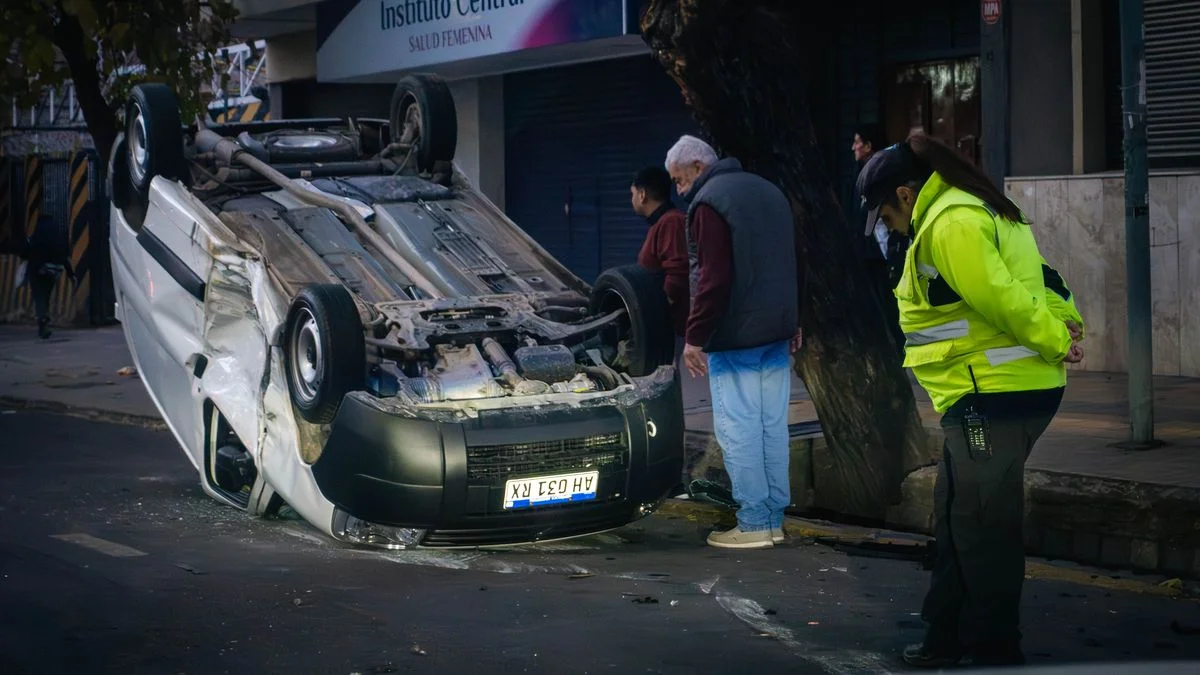 Fuerte choque entre un taxi y otro vehículo que volcó en pleno centro de la Ciudad