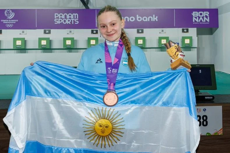 Mella, de solo 15 años, ganó bronce en tiro en los Juegos Panamericanos.