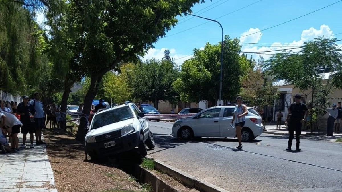 Tragedia en Godoy Cruz: una mujer chocó contra una camioneta estacionada y murió