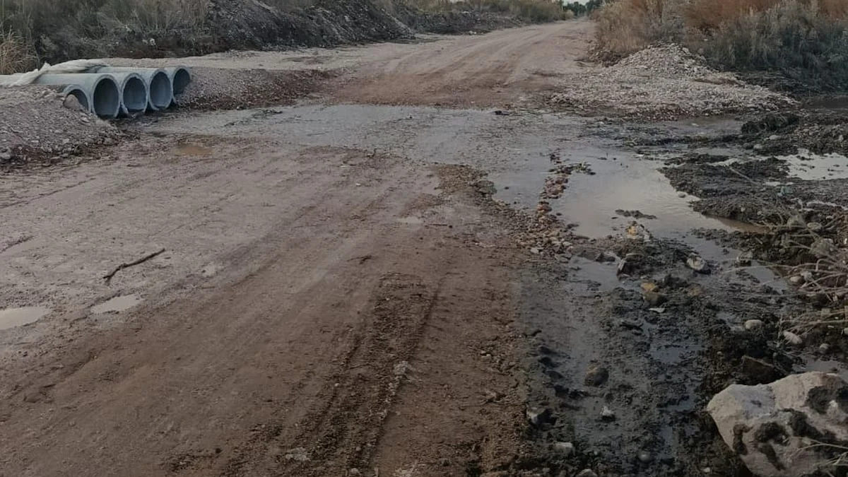 Obras en San Rafael: construyen un puente peatonal en una calle devastada por la tormenta