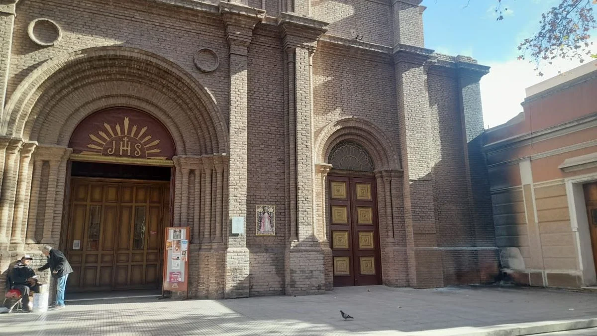Sofocan principio de incendio luego de que una persona prendiera una fogata por el frío frente a una iglesia