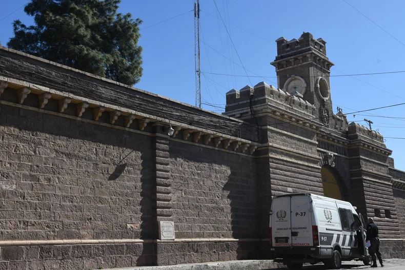 Licitan la comida para las cárceles y crece la polémica
