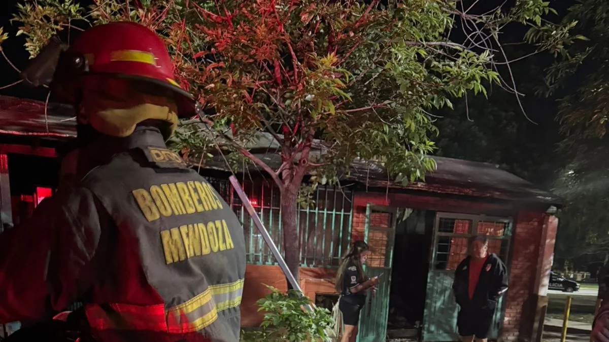 Video: una rotisería se incendió en Las Heras y bomberos de varias dotaciones lo sofocaron