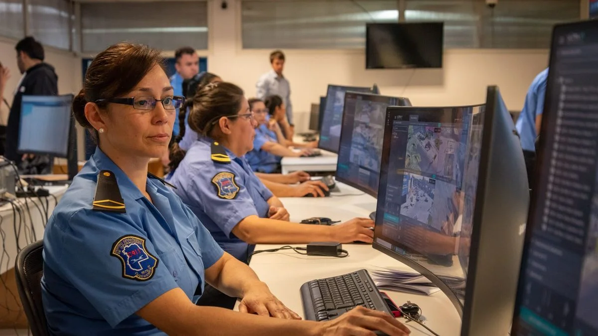 Operadores del 911 contuvieron a un hombre en crisis durante 48 minutos y evitaron una tragedia