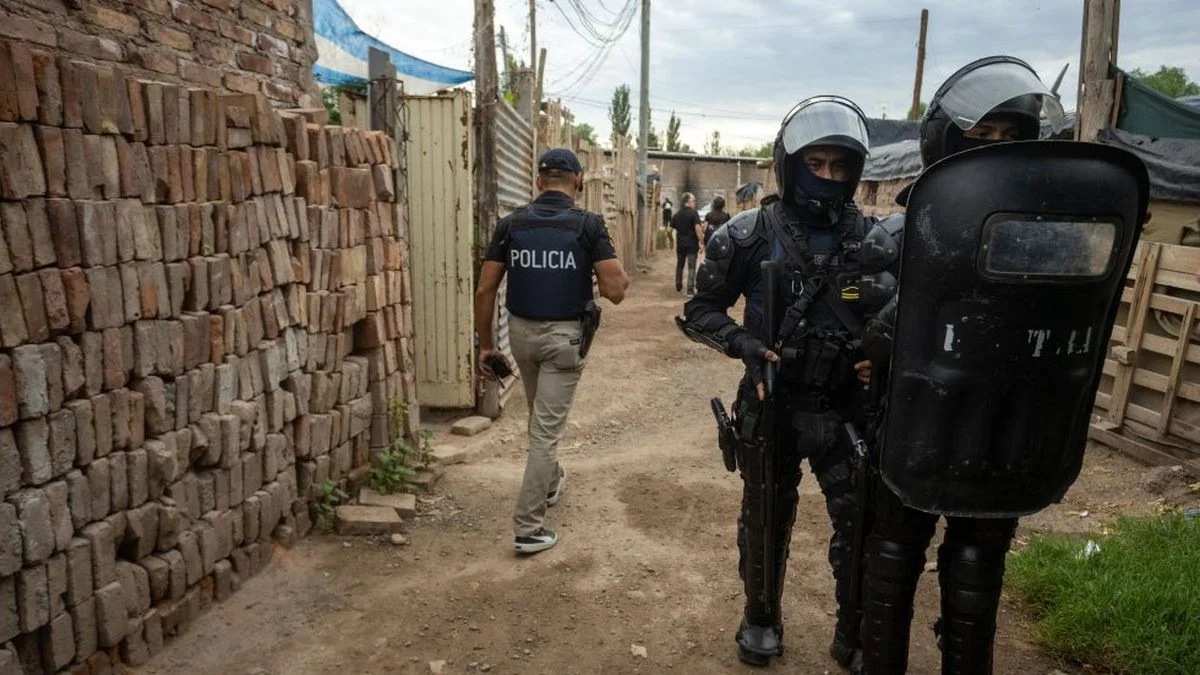 Allanamientos simultáneos en Guaymallén para desbaratar una banda de falsos policías, acusada por entraderas