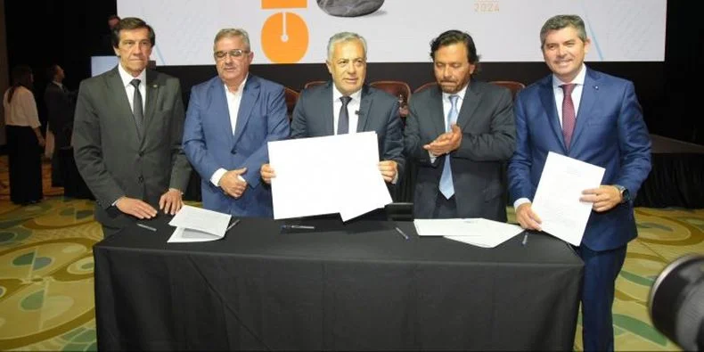  Los gobernadores de las provincias de Mendoza, San Juan, Salta, Catamarca y Jujuy, integrantes de la Mesa del Cobre.