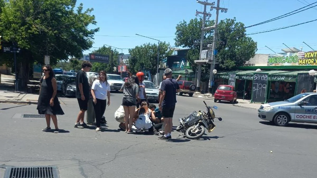 Otro accidente en San Rafael terminó con la dueña de una moto tendida en el asfalto