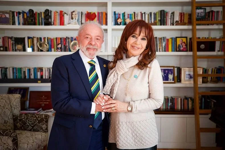 Cristina, con prisi&oacute;n domiciliaria, recibi&oacute; a Lula Da Silva.&nbsp;