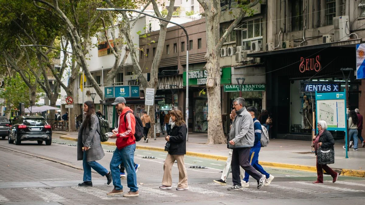 El tiempo en Mendoza: parcialmente nublado y alerta por viento Zonda y nevadas en zona cordillerana