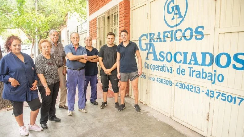 Parte de la plantilla de empleados de Gráficos Asociados, la primera empresa recuperada de Mendoza. 