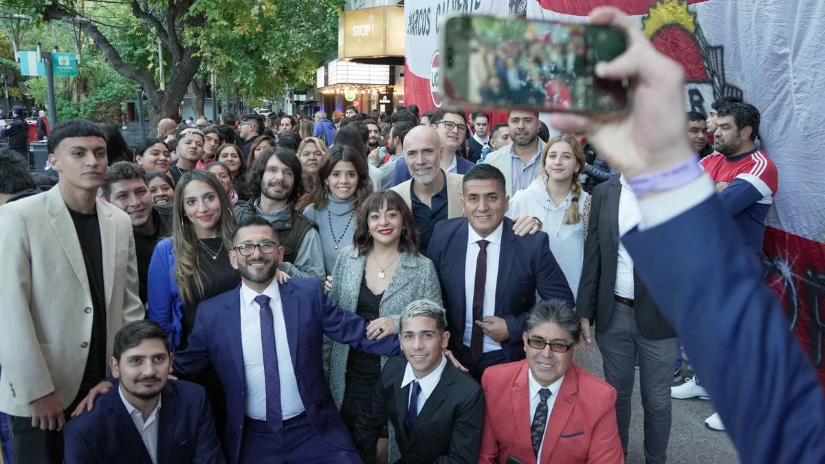 Militantes radicales se apostaron desde temprano en la Peatonal para intentar la selfie con Cornejo