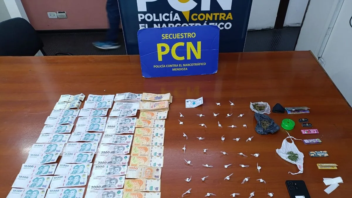 Dos detenidos: desbaratan un "kiosquito" de venta de droga en Godoy Cruz
