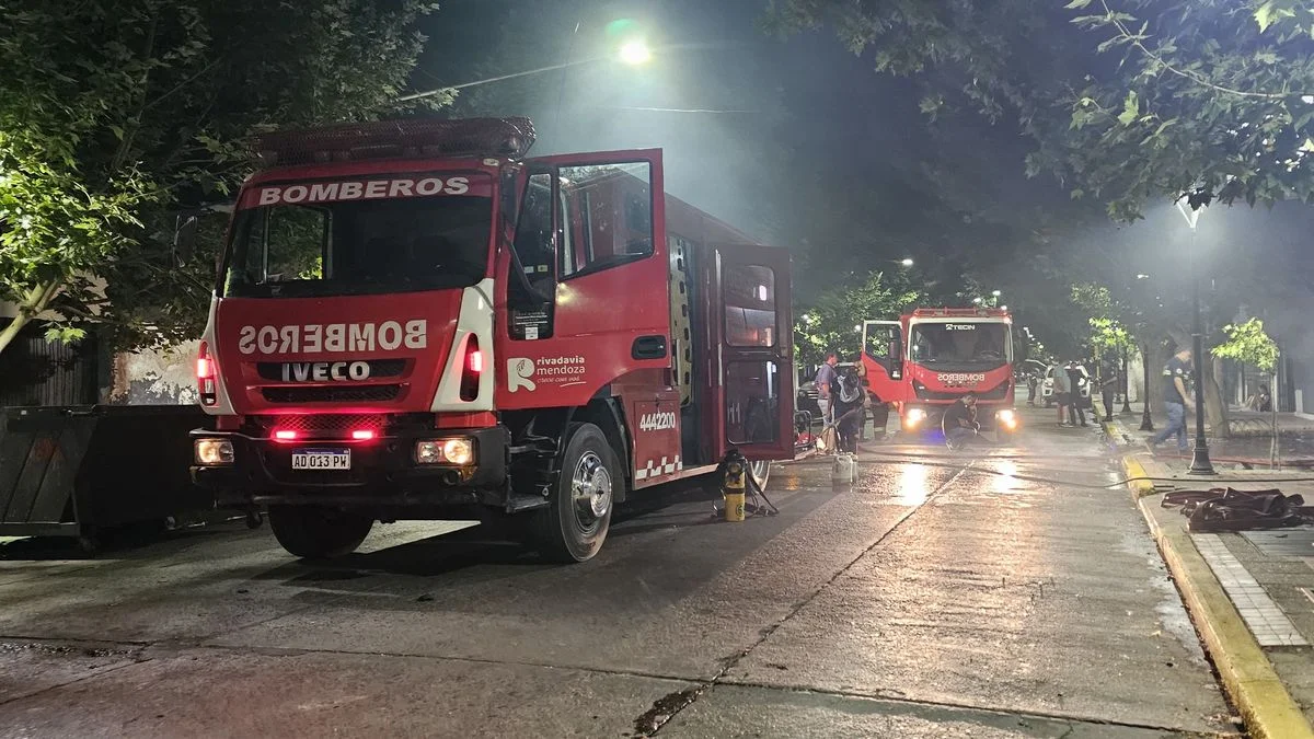 Un incendio en un comercio en pleno centro de Rivadavia generó temor entre los vecinos