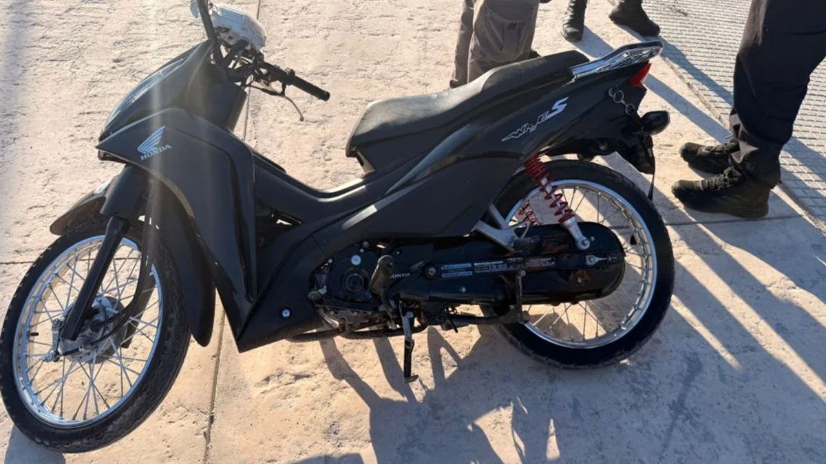 Sin casco, sin patente y con números de la moto limados: un menor fue aprehendido en un control