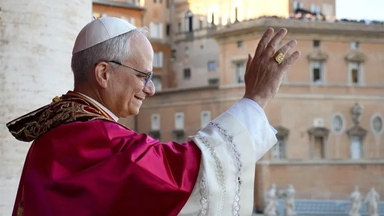 El papa León XIV comenzó su agenda en la Capilla Sixtina junto a los cardenales. 
