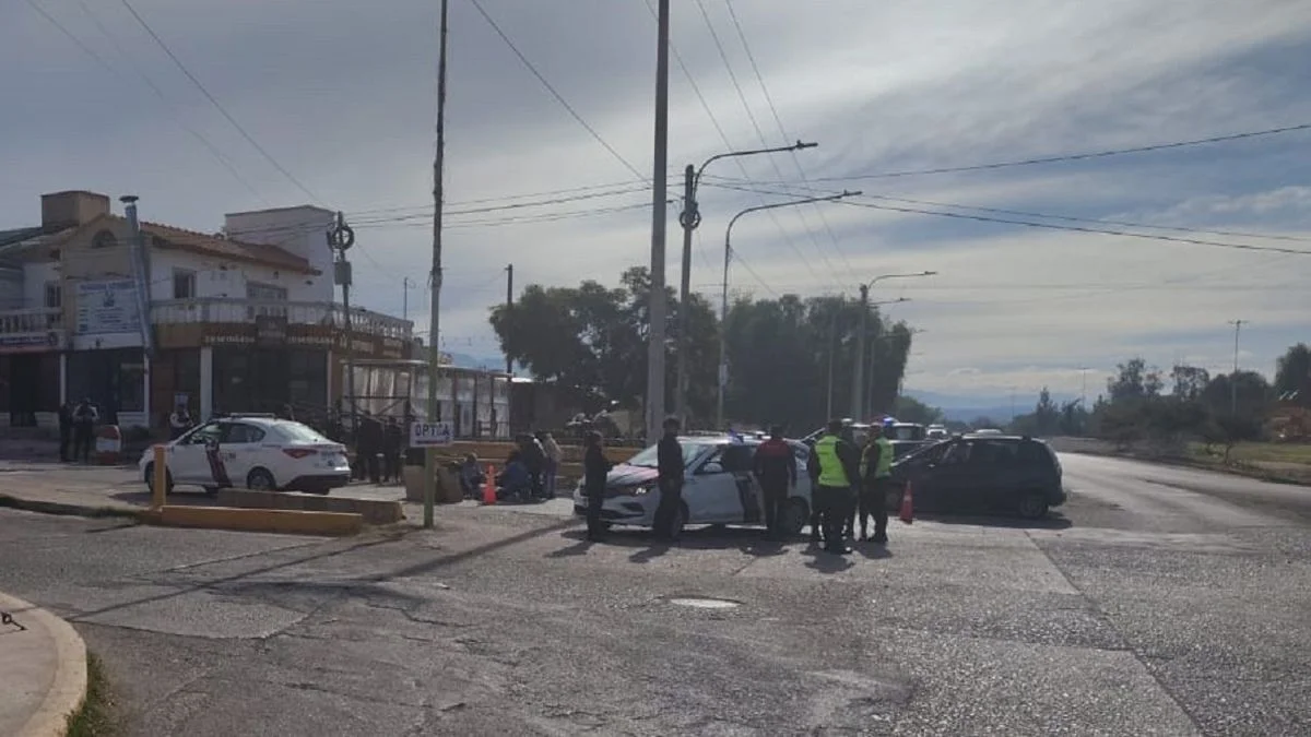 Tragedia: un adolescente de 17 años murió tras chocar contra un colectivo en Las Heras