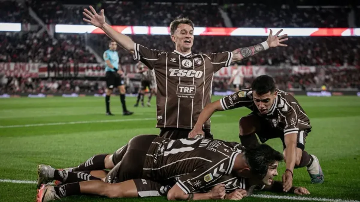 Platense dio el batacazo en el Monumental y eliminó a River por penales