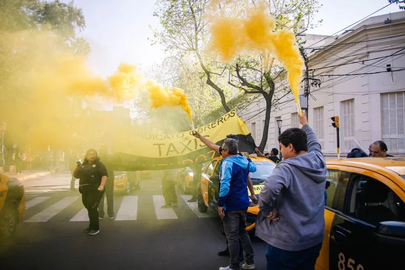 Galería de fotos: la batalla de los taxistas contra las apps explotó en las calles de Mendoza