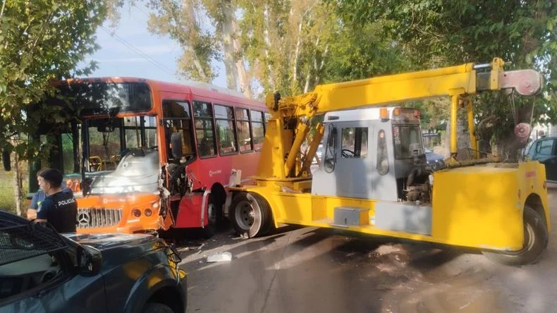 Imagen del accidente entre una gr&uacute;a y un colectivo.