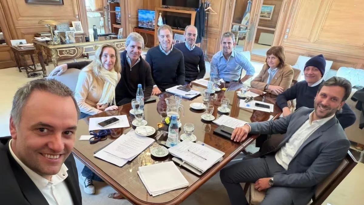 Adorni lideró una reunión de la mesa política de Milei con Martín Menem y Santiago Caputo frente a frente