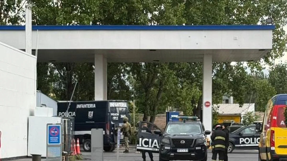 Tenso operativo en una YPF de Godoy Cruz: una policía se atrincheró y fue asistida por equipo especializado