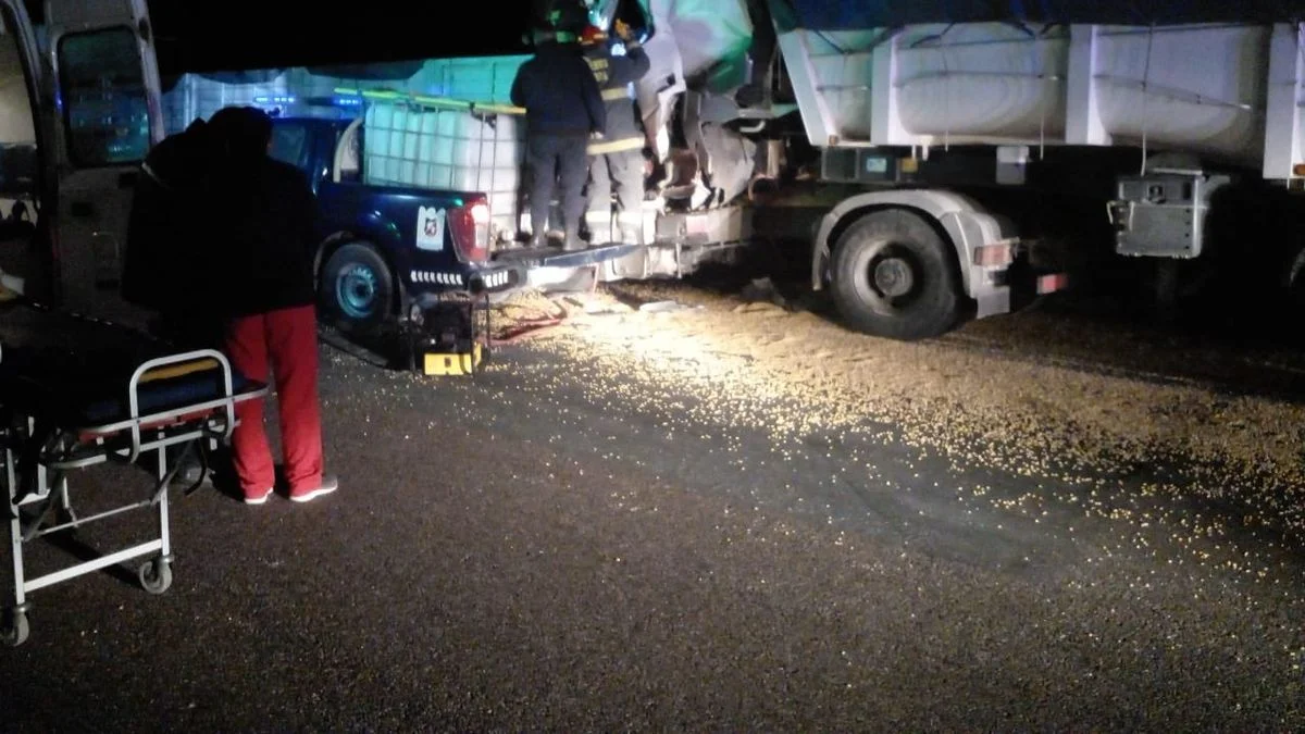 Dos camiones chocaron en ruta 7 y el chofer de uno de ellos quedó atrapado en el habitáculo