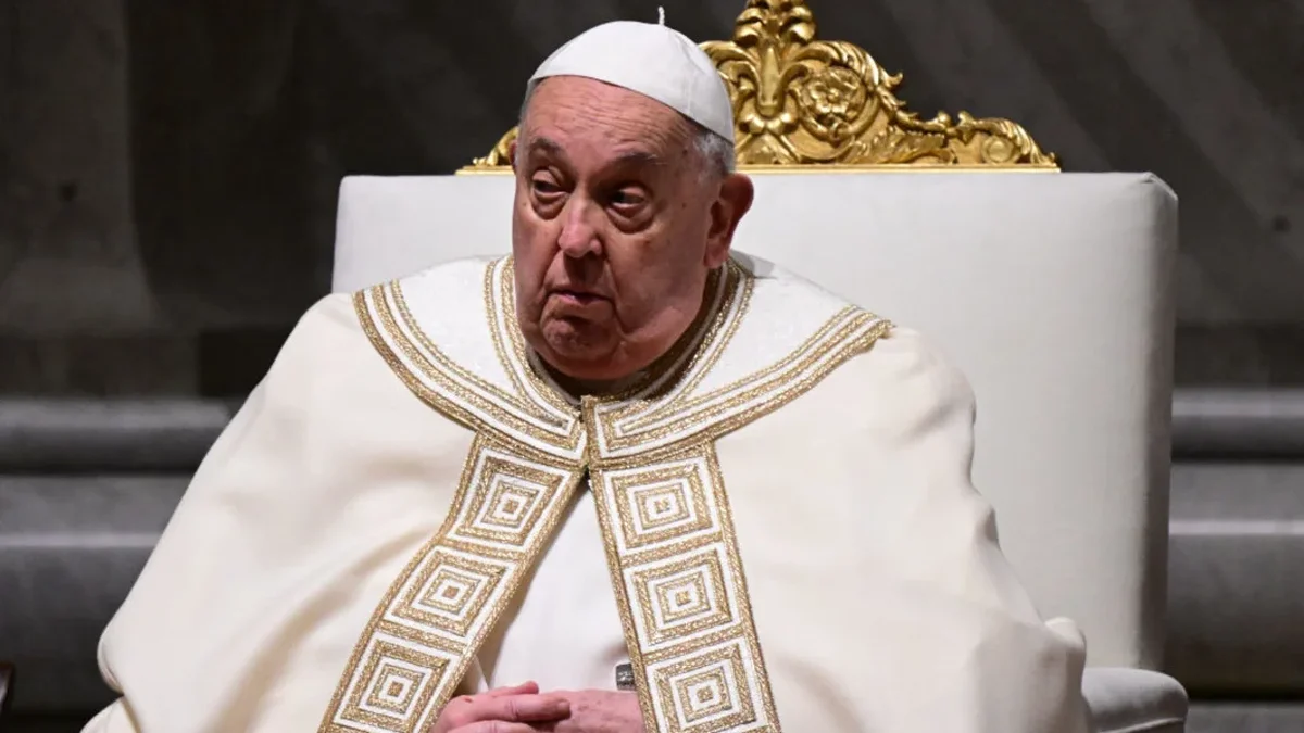 El Vaticano confirmó una "leve mejoría" en la salud del Papa Francisco
