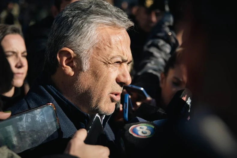 Alfredo Cornejo pidió a la Legislatura que lo deje tomar más deuda en dólares. 