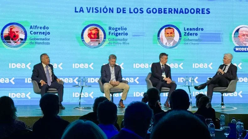 Alfredo Cornejo junto al entrerriano Rogelio Frigerio y el chaque&ntilde;o Leandro Zdero.&nbsp;