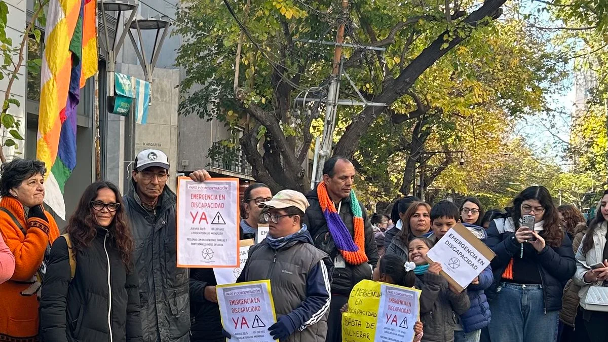 La asfixia a las personas con discapacidad decantó en una encendida protesta frente a la Legislatura