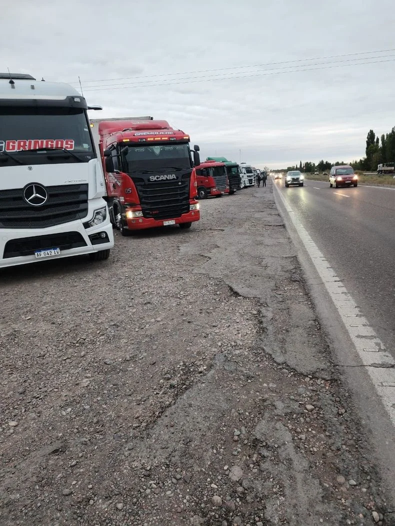 Camioneros protestan contra el aumento de los combustibles en el nudo de Rutas 7 y 40