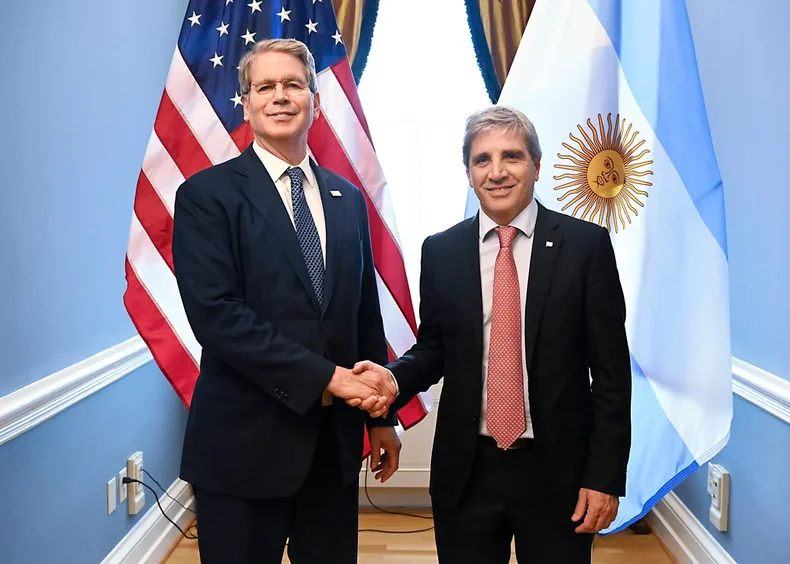 El Secretario del Tesoro, Scott Bessent, funcionario de Donald Trump, junto a Luis Caputo.&nbsp;