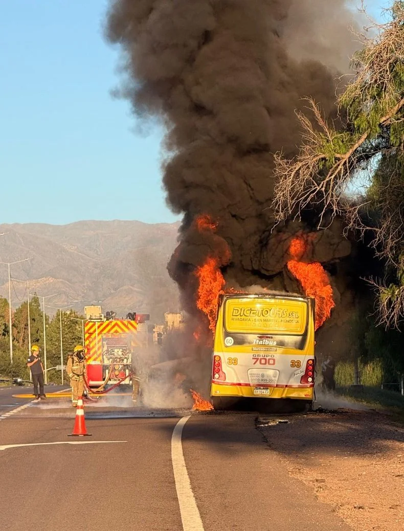 El colectivo que se incendi&oacute; esta ma&ntilde;ana en el Acceso Este