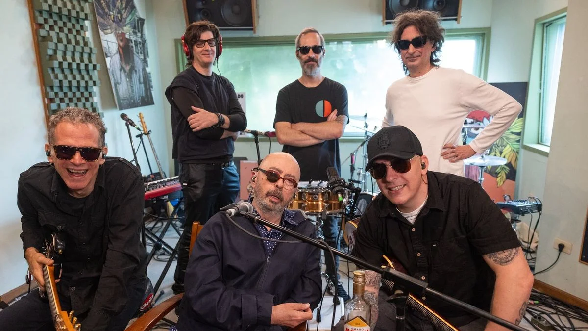 La foto que ilusiona: el Indio Solari grabó en estudio con Los Fundamentalistas del aire acondicionado