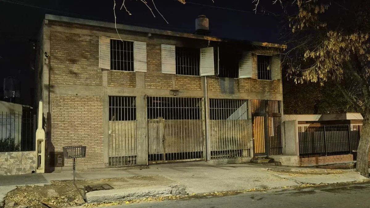 Una familia logró escapar de su vivienda que se incendió en Godoy Cruz