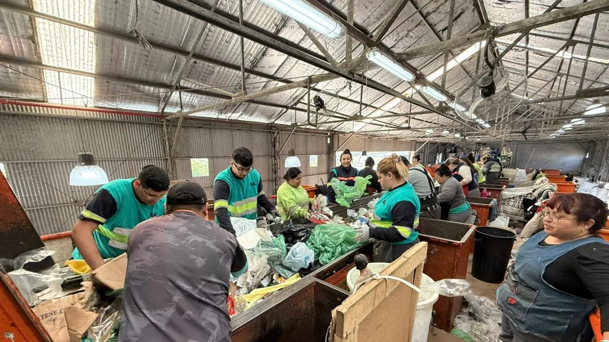 El Gobierno reglamenta la ley de residuos mientras dos socios se sacan los ojos