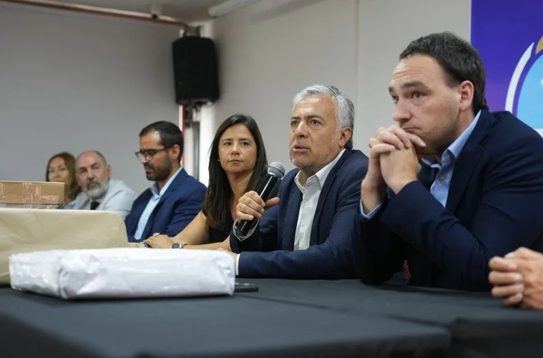 Al gobernador Alfredo Cornejo junto a la subsecretaria de Infraestructura, Marit&eacute; Badu&iacute; y el ministro de Salud, Rodolfo Montero.&nbsp;