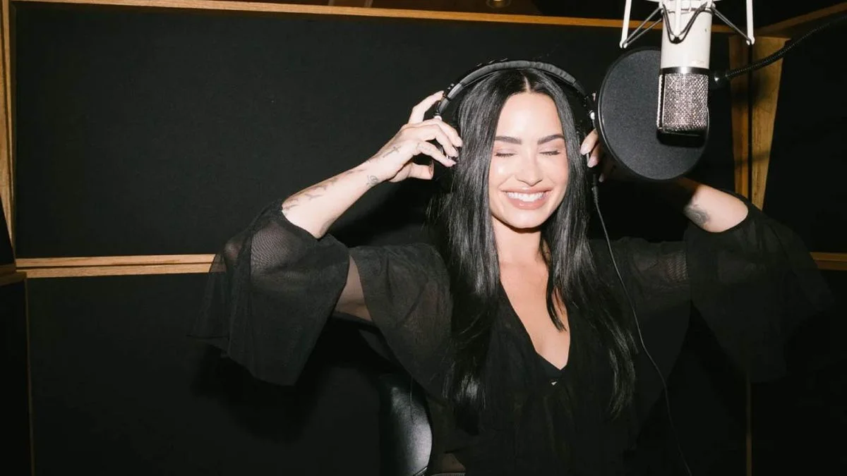Demi Lovato marcó su regreso al pop con su nuevo álbum "It's Not That Deep"
