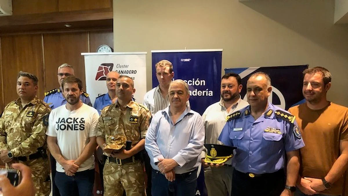 Entregaron antenas de Starlink y bastones de seguridad para la Policía Rural de la zona sur