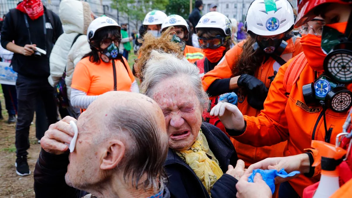 Nuevas corridas y tensión en la manifestación de jubilados frente al Congreso