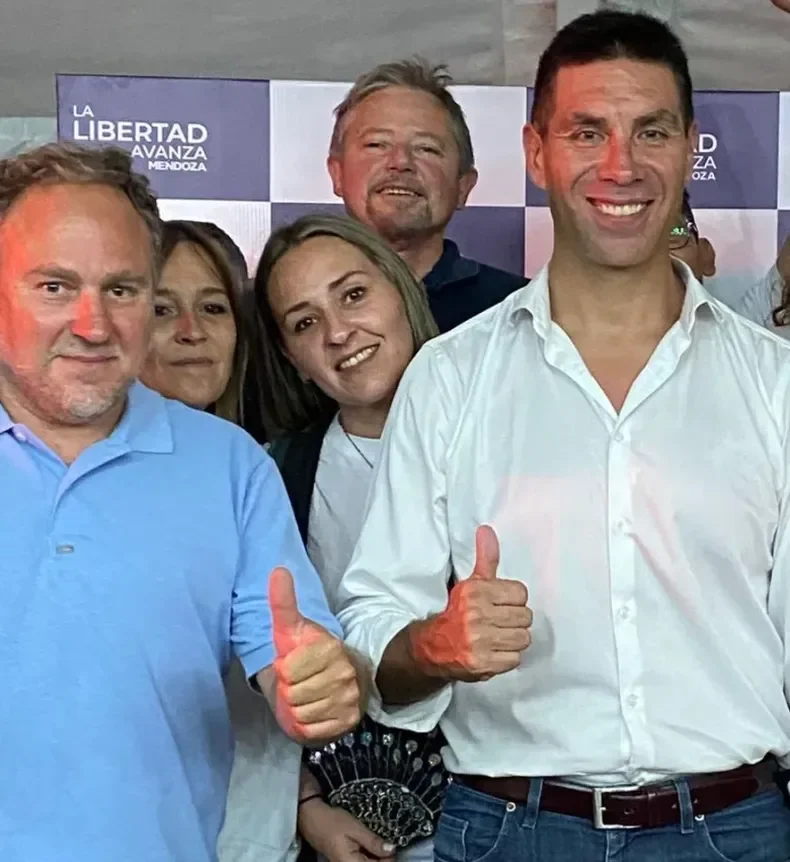 Lucas Fosco, a la izquierda, funcionario de confianza de Correa Llano en el PAMI y senador provincial electo. 
