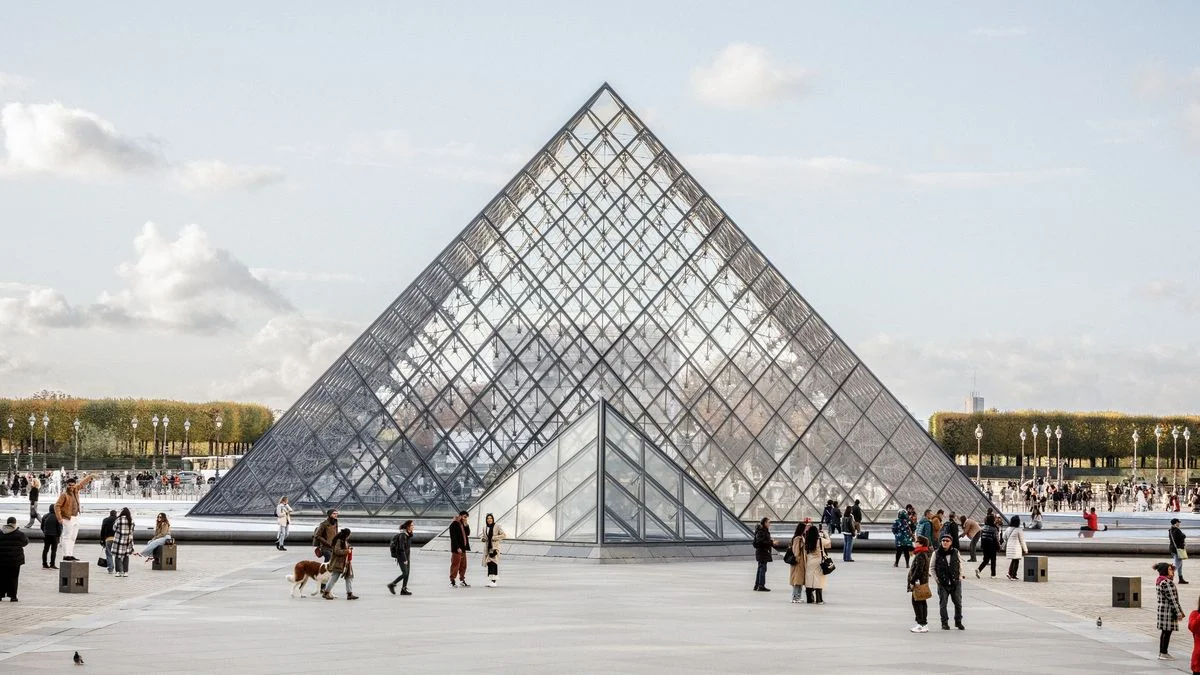 El Museo del Louvre seguirá cerrado este lunes tras el espectacular robo de las joyas de la corona francesa