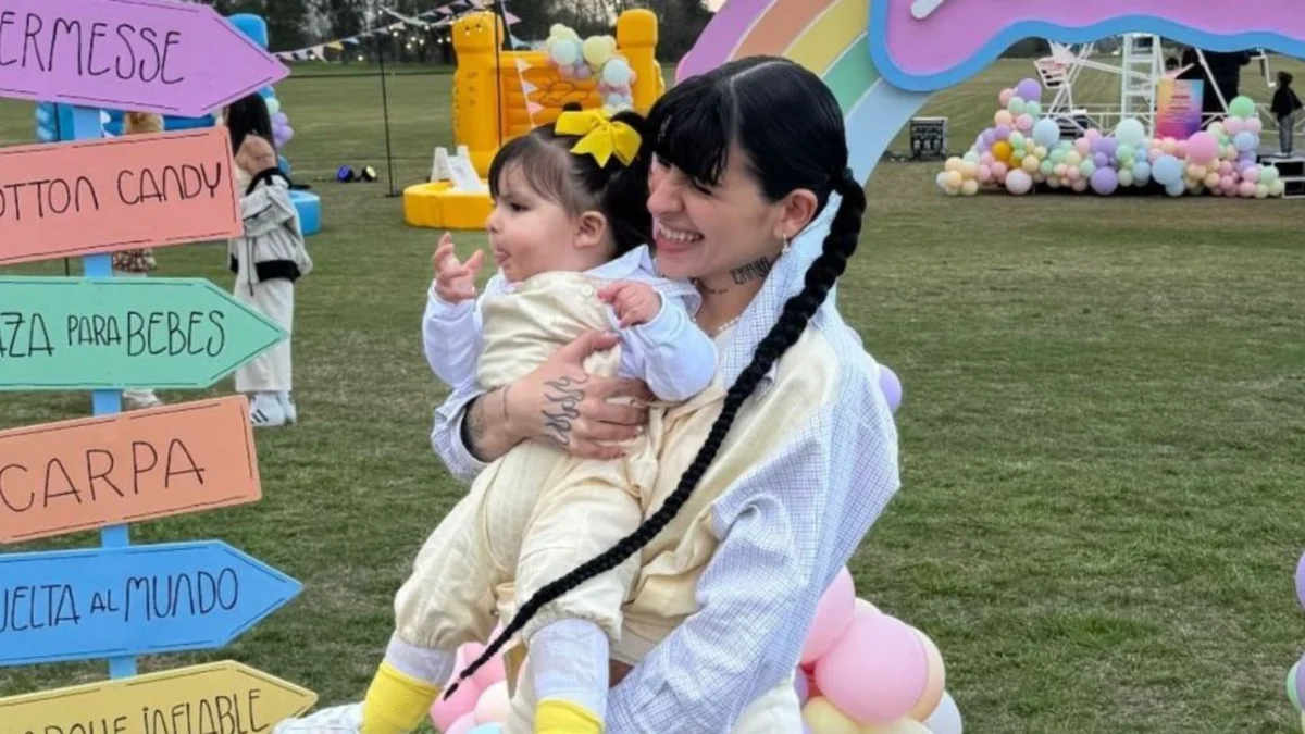 Quieren impulsar la Ley Cazzu en Argentina para que padres ausentes no bloqueen trámites a sus hijos