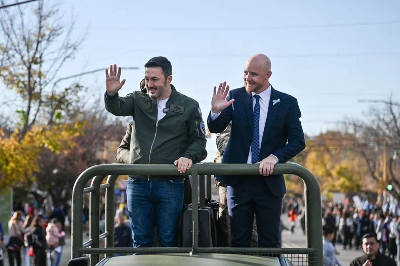Luis Petri junto a Esteban Allasino, intendente de Luján.